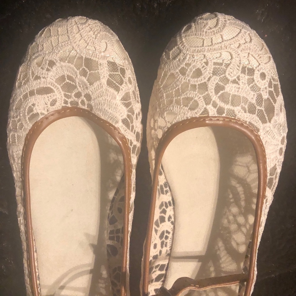 Cream laced flat, brown leather trim. Ankle strap.